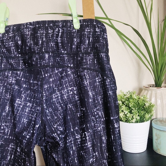 Patterned Athletic 3/4 Leggings - Picture 6 of 10